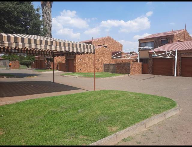 3 BEDROOM TOWNHOUSE FOR SALE IN VANDERBIJLPARK CE 3